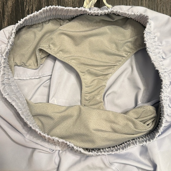 Vuori Women’s Clementine Short 2.0 4” Inseam in Periwinkle, Size Large - Picture 13 of 14